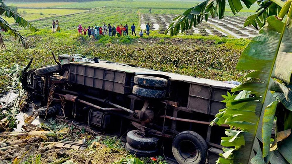 ট্রাক বাস সংঘর্ষে: আহত ৩৫