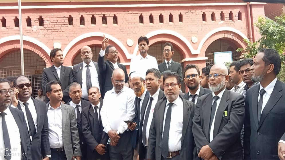 আ'লীগ নেতাদের জামিনে আইনজীবীদের বিক্ষোভ, বিচারকের অপসারণ দাবি