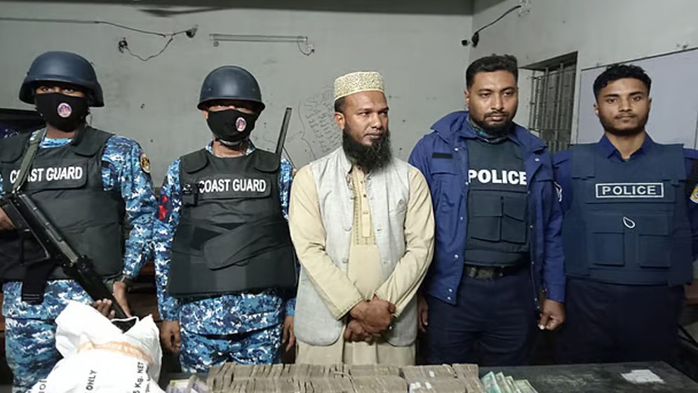 পটুয়াখালীতে ৫০ লাখ টাকাসহ স্বেচ্ছাসেবক দলের নেতা আটক