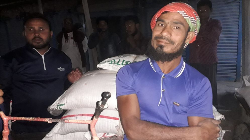 চিরিরবন্দরে দুই অবৈধ সার ব্যবসায়ীকে ৭০ হাজার টাকা জরিমানা