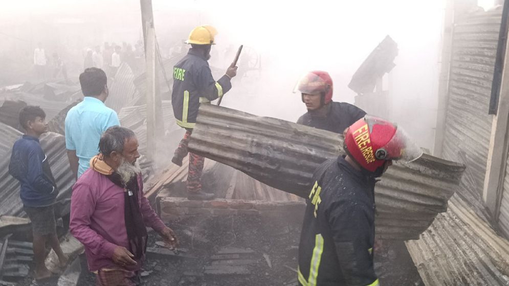 গৌরীপুর বাজারে ভয়াবহ আগুনে পুড়ে ছাই ২৫ দোকান 