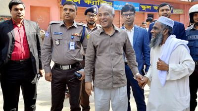 স্বরাষ্ট্র উপদেষ্টার রাজধানীর বিভিন্ন কেন্দ্র পরিদর্শন