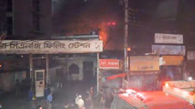 দুই ঘণ্টার চেষ্টায় নিয়ন্ত্রণে কারওয়ান বাজারের আগুন