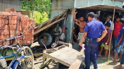 বাবার ট্রলি কেড়ে নিল সন্তানের প্রাণ