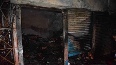 খুলনায় শপিং সেন্টারে আগুন: পুড়লো ১০ দোকান