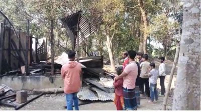 নড়াইলে  বিএনপি নেতার বাড়িতে  আগুন 
