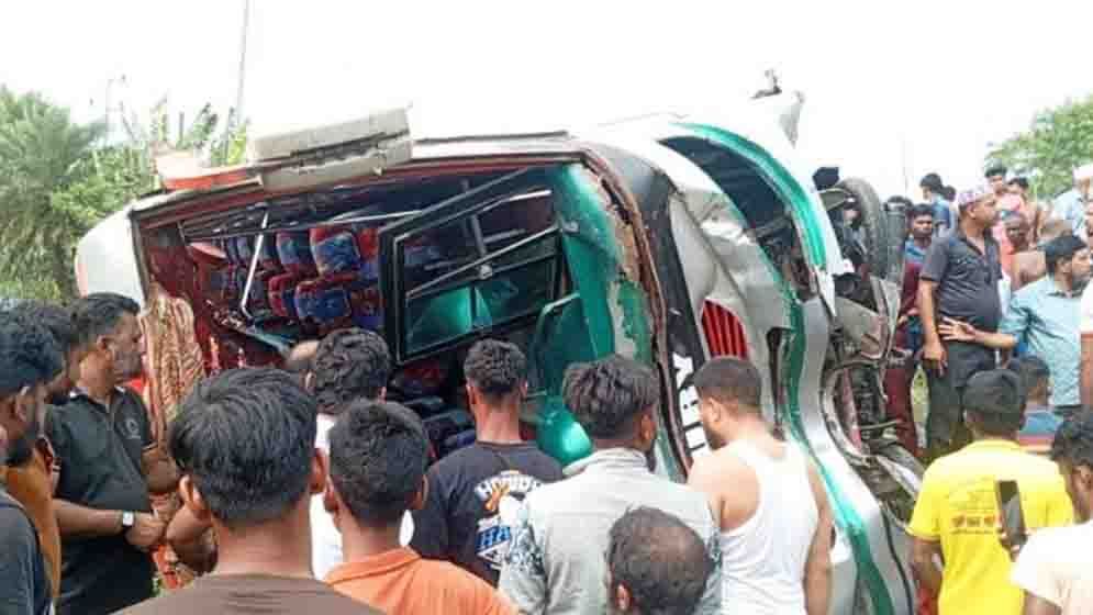 বাস-অটো-মোটরসাইকেল ত্রিমূখী সংঘর্ষে নিহত ১