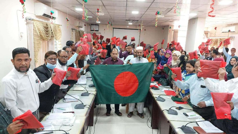রেলওয়ের গণ্ডি পেরিয়ে অনন্য এক মানবিকতার আইডল টিটিই মিঠু
