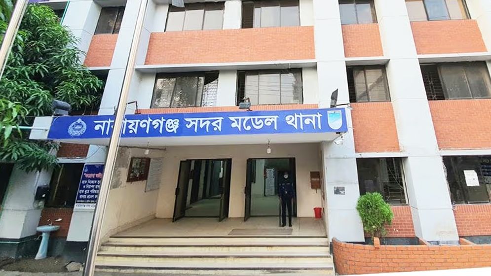 নারায়ণগঞ্জে পুলিশের সরকারি পিস্তল ছিনতাই