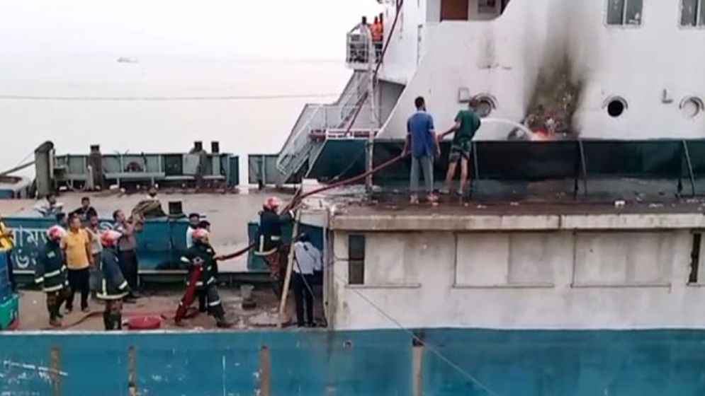 পাটুরিয়ায় ফেরিতে আগুন
