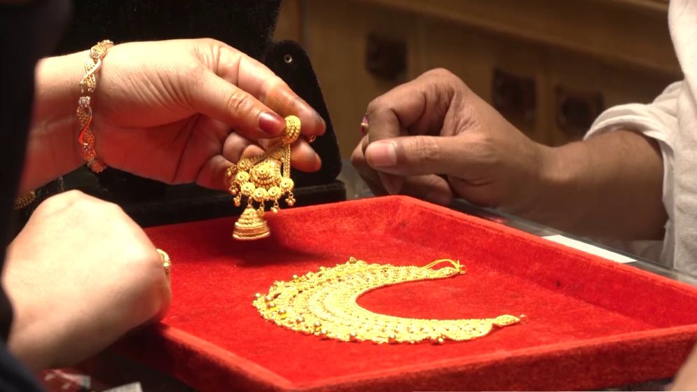 দফায় দফায় কমছে স্বর্ণের দাম, ভরিতে বড় ছাড়