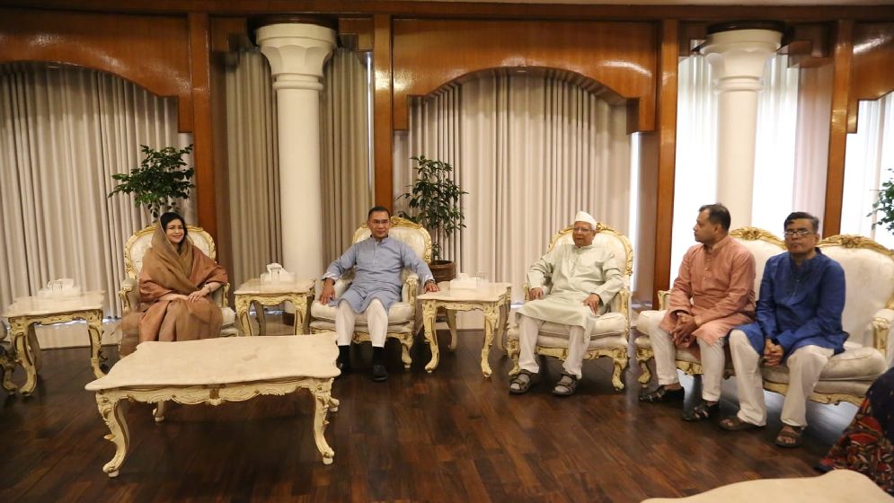 যমুনায় প্রধানমন্ত্রীর সাথে ঈদের শুভেচ্ছা বিনিময় করলেন ড. ইউনূস