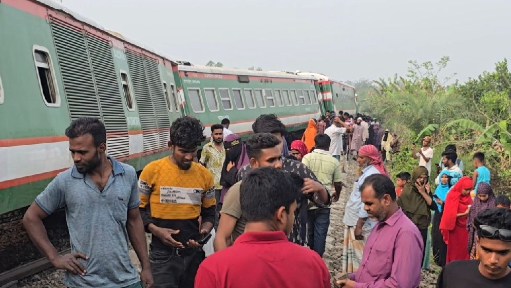 চালকের গাফিলতিতে লাইনচ্যুত ট্রেন, বরখাস্ত সহকারী স্টেশন মাস্টার
