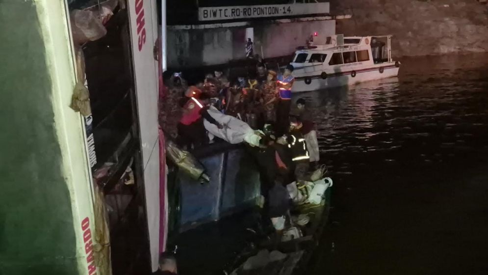 দৌলতদিয়ায় বাস নদীতে, মৃত বেড়ে ২৬