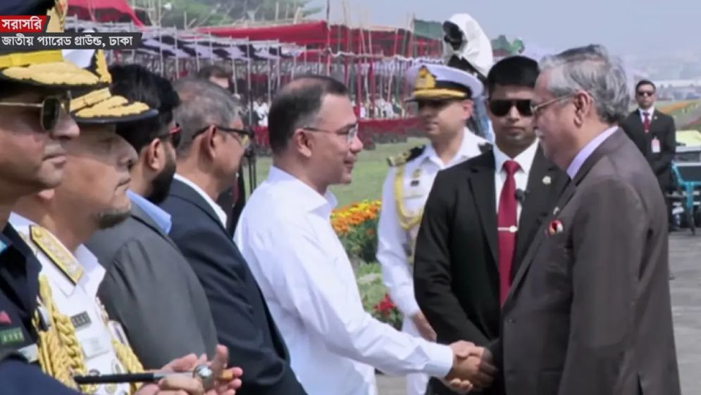 কুচকাওয়াজ অনুষ্ঠানে যোগ দিয়েছেন রাষ্ট্রপতি ও প্রধানমন্ত্রী