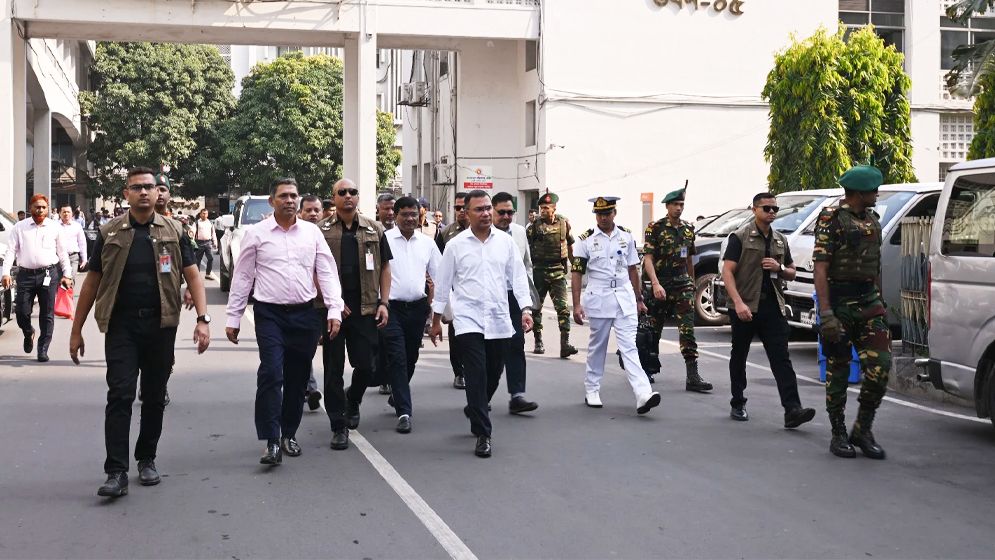 আকস্মিক বিভিন্ন মন্ত্রণালয় পরিদর্শনে প্রধানমন্ত্রী