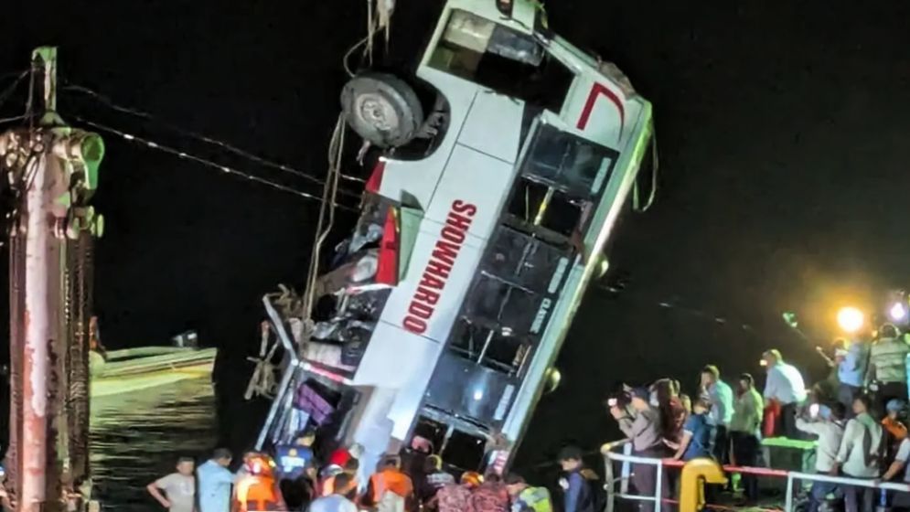 ডুবে যাওয়া বাস থেকে ১৪ লাশ উদ্ধার, নিহত বেড়ে ১৬