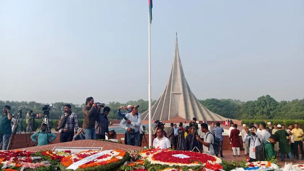 বীর শহীদদের স্মরণে স্মৃতিসৌধে জনতার ঢল