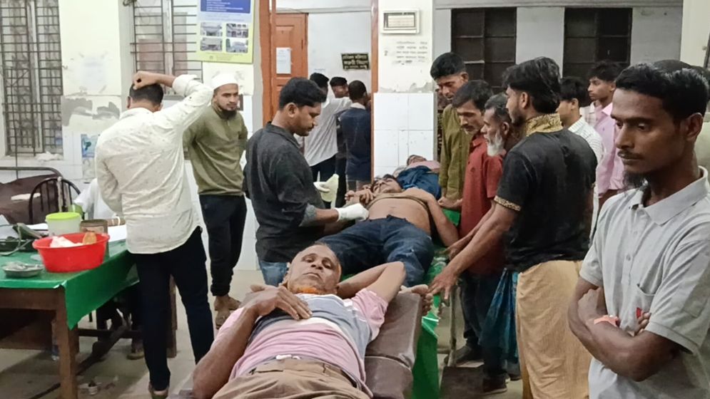 নড়াইলে সংঘর্ষ-গুলি, আহত ২৫