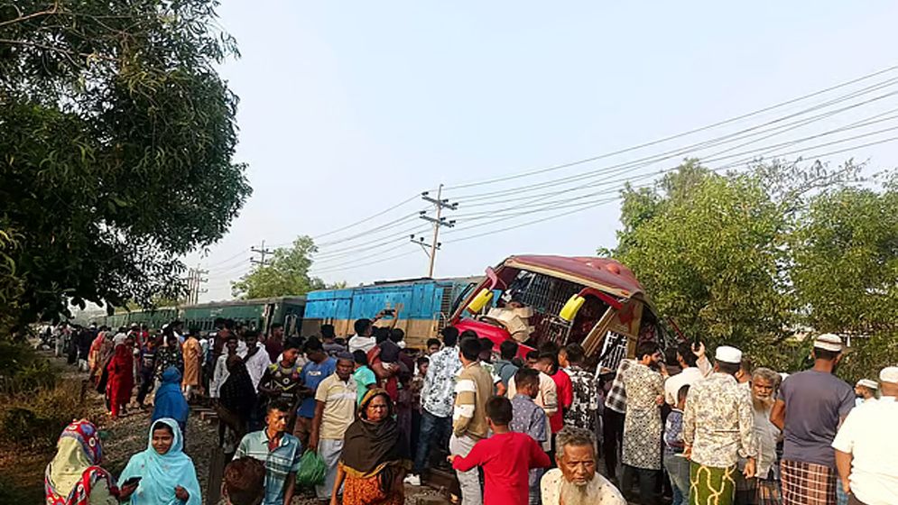 কুমিল্লায় দুই গেইটম্যানের বিরুদ্ধে মামলা