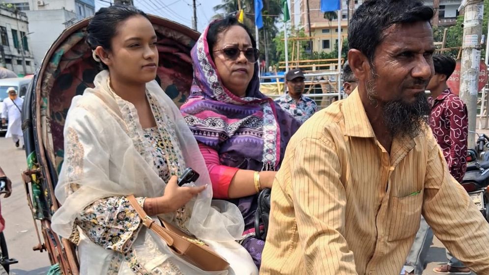 রিকশায় নগর ভবনে এলেন নারী প্রশাসক শিরিন