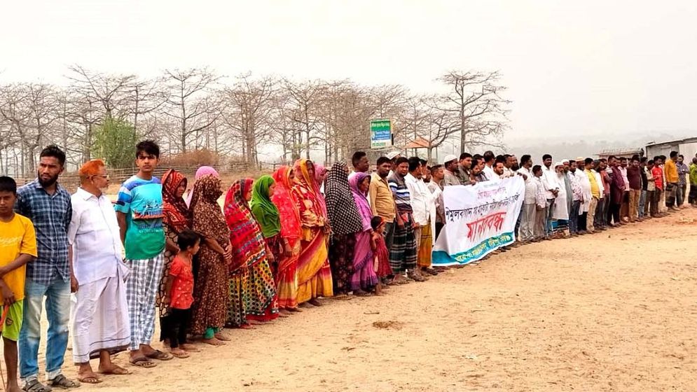 তাহিরপুরে অবৈধভাবে বালু উত্তোলন বন্ধের দাবিতে মানববন্ধন