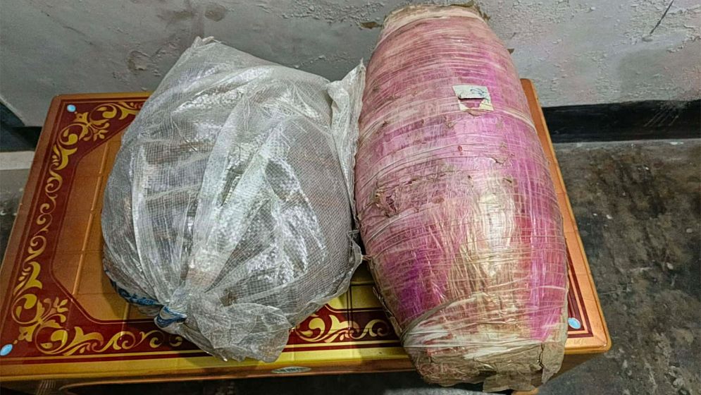 আলুভর্তি পিকআপে বস্তাভর্তি গাঁজা 