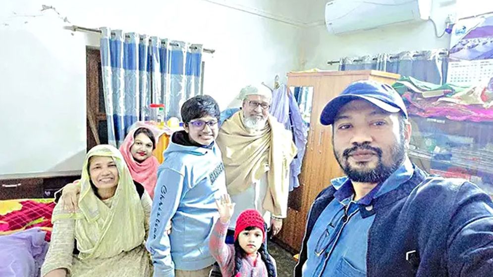 আত্মীয়ের বাড়ি থেকে ফেরার পথে প্রাণ গেলো বাবা-ছেলে-নাতনির