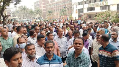 চার দফা দাবিতে কর্মচারীদের আন্দোলন
