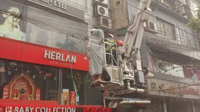 মিরপুরে বহতল ভবনে আগুন, ছাদে আটকে আছে কয়েকজন