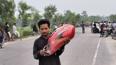 বাইকে তেল শেষ, ট্যাংকি খুলে পাম্পে ২ যুবক 