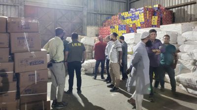 বেনাপোলে ৬ কোটি টাকার ভারতীয় কাপড় ও প্রসাধনী আটক