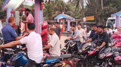 তেল সঙ্কট আতঙ্কে সদরপুর ফিলিং স্টেশনে ভিড় 