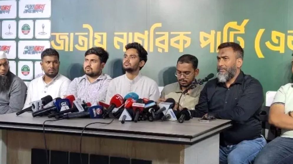 প্রধানমন্ত্রীর কাছে চাঁদাবাজ-দুর্নীতিবিরোধী কার্ড চাইলেন আসিফ মাহমুদ  