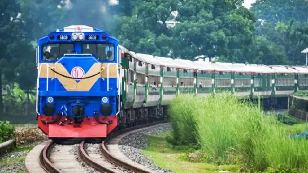 চলন্ত ট্রেনের ছাদ থেকে পড়ে কিশোরের মৃত্যু