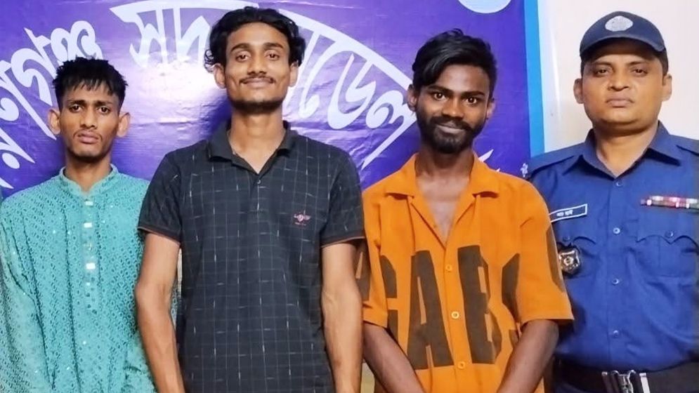 দেশীয় অস্ত্রসহ ৩ ডাকাত গ্রেফতার