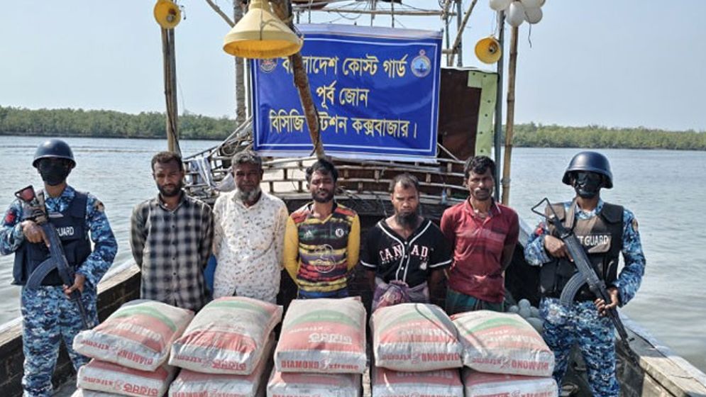 কোস্ট গার্ডের অভিযানে ১০ জলদস্যুসহ আটক ১৮