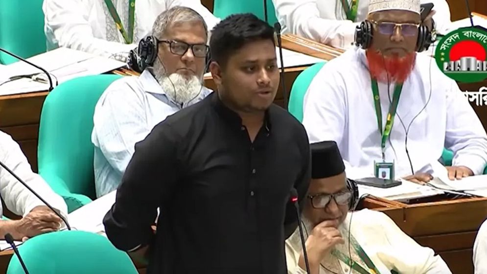 ‘পাম্প বন্ধ হয়ে যাচ্ছে, গাড়ির সারি মন্ত্রী কি দেখতে পাচ্ছেন না?’