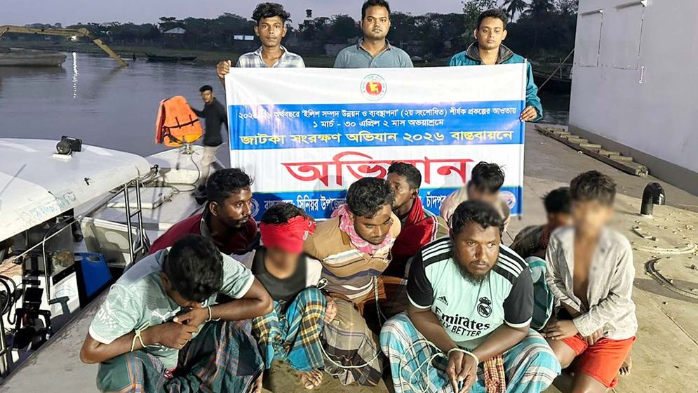 মেঘনায় জাটকা ধরায় ৭ জেলে আটক