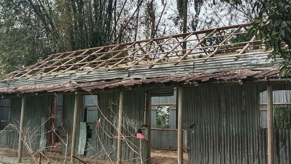 সরকারী ঘর বিক্রি করে দিলেন প্রধান শিক্ষক