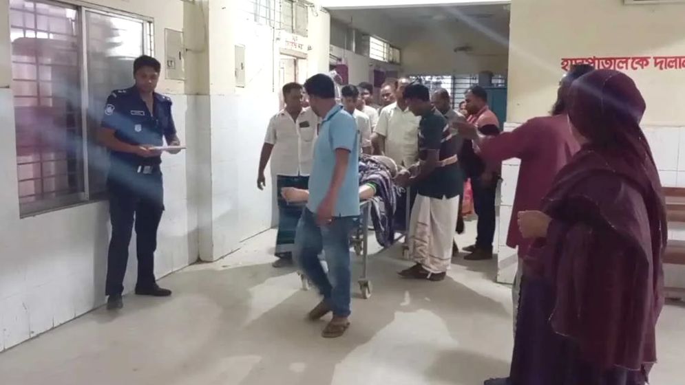 বিএনপি কর্মীকে গুলি, লুটিয়ে পড়তেই বোমা নিক্ষেপ  