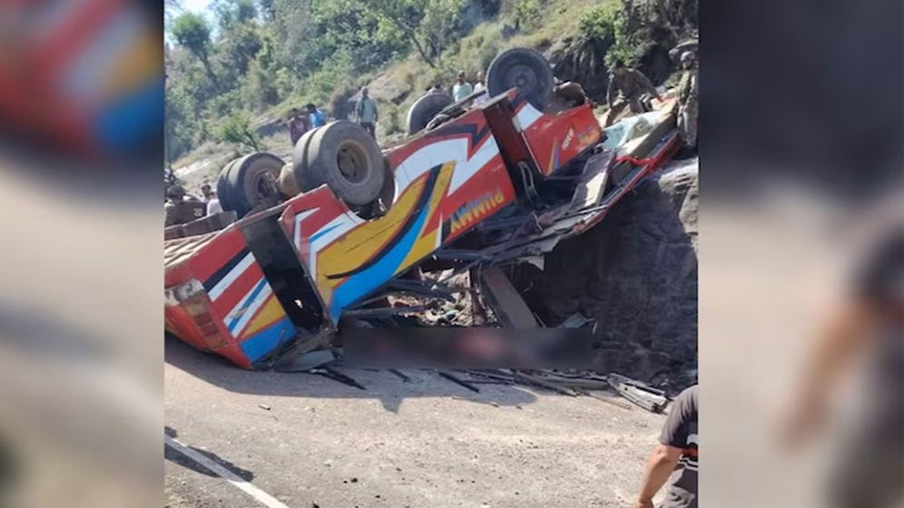 জম্মু-কাশ্মীরে বাস খাদে পড়ে নিহত ২২