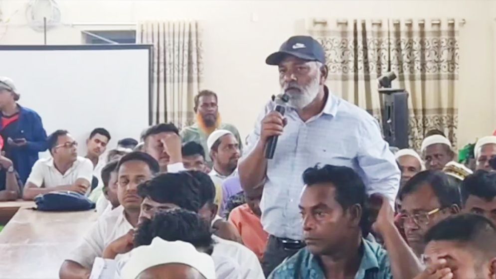 মধ্যনগরে গণশুনানি, সরাসরি অভিযোগ শুনলেন এমপি কামরুজ্জামান