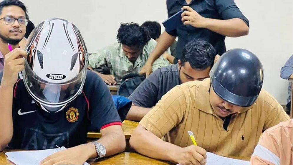 নিরাপত্তার শঙ্কায় হেলমেট পরে পরীক্ষা দিচ্ছে জবি শিক্ষার্থীরা 