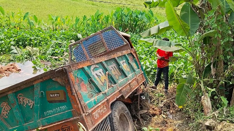 বেপরোয়া ট্রলির কবলে ঝালকাঠি, থামছে না লাশের সারি