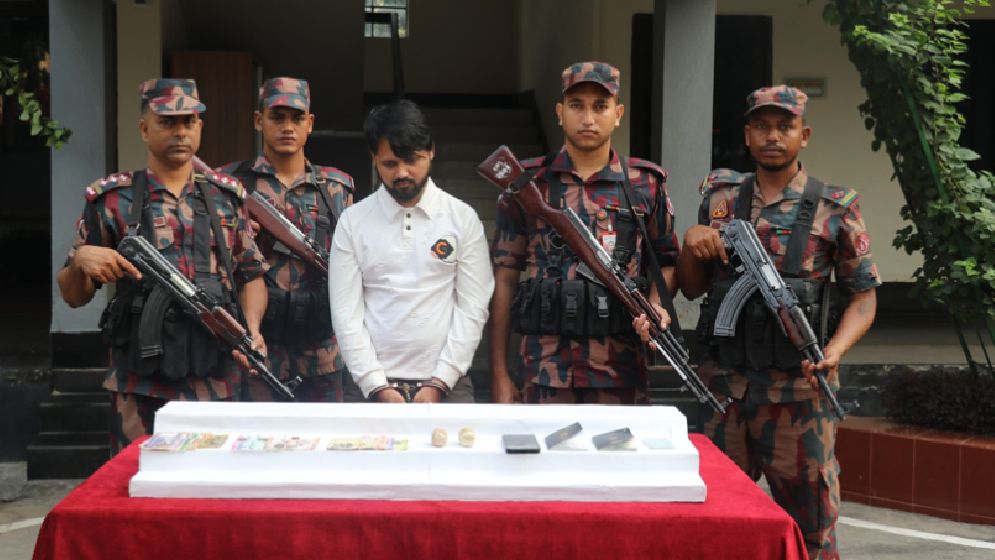 পাচারের সময় সোনাসহ আটক বিদেশি নাগরিক