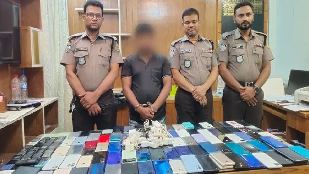 রাজধানীতে বিপুল পরিমাণ চোরাই মোবাইলসহ গ্রেপ্তার ১