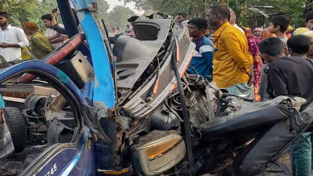 বাস-পিকআপ সংঘর্ষে হতাহত ২৬