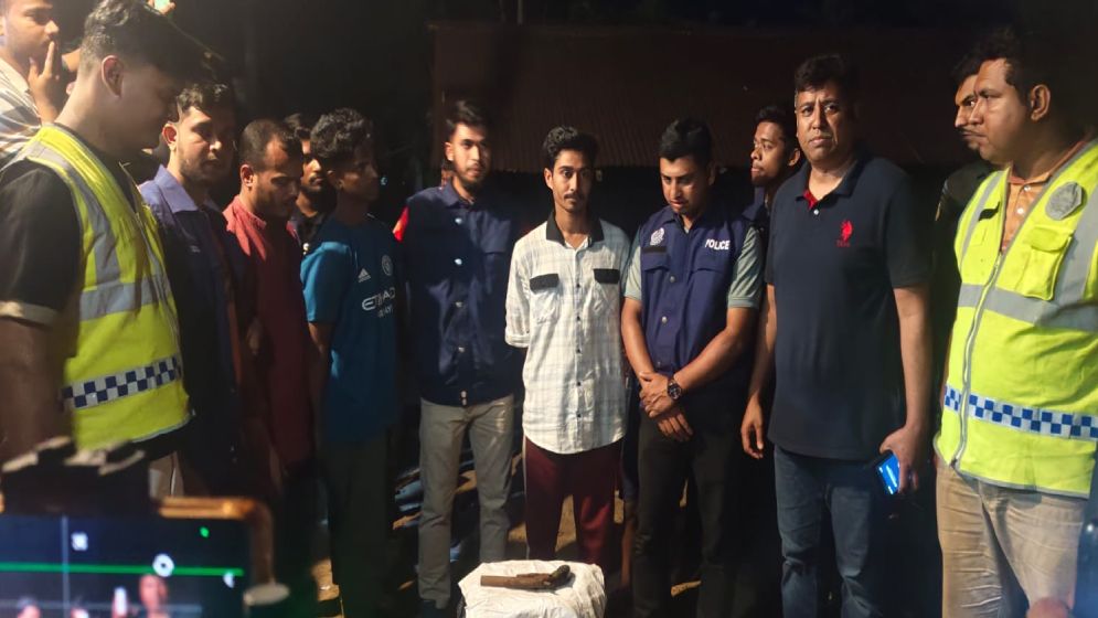 সাংবাদিকদের বুদ্ধিতে অস্ত্রসহ আটক ৩