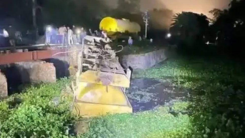 সংকটের মধ্যে তেলবাহী ট্রেন লাইনচ্যুত